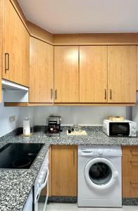 蒙福爾特德萊莫斯的住宿－Lemos Sol，厨房配有洗衣机和微波炉。