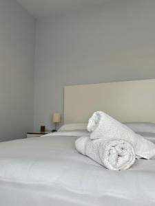 Una toalla sobre una cama en Lemos Sol, en Monforte de Lemos