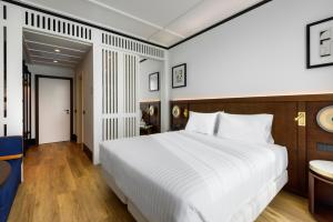 a bedroom with a large white bed and a desk at Hotel Tres Reyes San Sebastián in San Sebastián