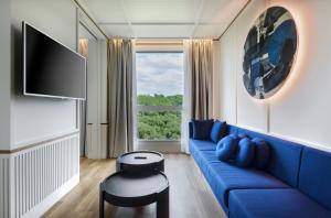 Televízia a/alebo spoločenská miestnosť v ubytovaní Hotel Tres Reyes San Sebastián