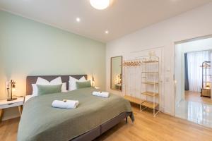 Ένα ή περισσότερα κρεβάτια σε δωμάτιο στο VIVID Luxury Apartment Ludwigsburg - Blühendes Barock-Forum-Schloss-Modern