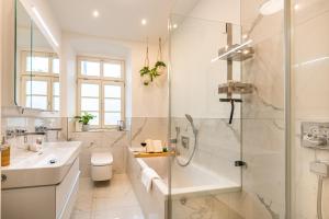 Ένα μπάνιο στο VIVID Luxury Apartment Ludwigsburg - Blühendes Barock-Forum-Schloss-Modern