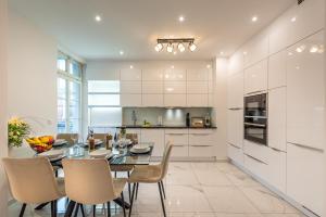 a kitchen and dining room with a table and chairs at VIVID Luxuriöses Apartment Ludwigsburg - Blühendes Barock - Forum - Schloss - EM2024 UEFA in Ludwigsburg