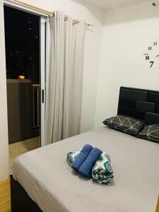 Tempat tidur dalam kamar di Laureano Trevi Residences Makati Suites Condotel