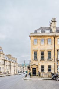 an old building on the side of a street at Alfred Apartment - Beautiful Central Bath Location in Bath