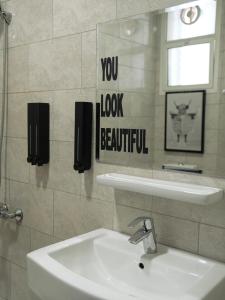 uma casa de banho com um lavatório e um espelho em Star Room em Ras al-Khaimah