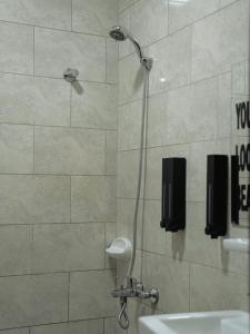 uma casa de banho com uma cabeça de chuveiro em Star Room em Ras al-Khaimah
