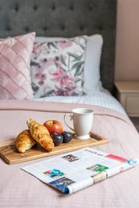 una bandeja de comida y una taza de café en la cama en Alfred Apartment - Beautiful Central Bath Location en Bath