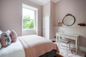 Giường trong phòng chung tại Alfred Apartment - Beautiful Central Bath Location +11 ảnh