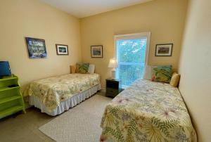 - une chambre avec 2 lits et une fenêtre dans l'établissement SANS SOUCI home, à Bradenton Beach