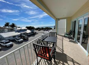 d'un balcon avec un banc et une vue sur un parking. dans l'établissement SANS SOUCI home, à Bradenton Beach