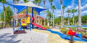 plac zabaw w ośrodku ze zjeżdżalnią w obiekcie Fantasy Villa l Private Pool l Resort Amenities w mieście Kissimmee