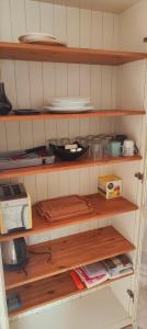 un estante de cocina con platos y otros artículos. en Cuevas Althea en Baza