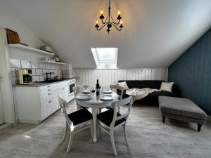eine Küche und ein Esszimmer mit einem Tisch und Stühlen in der Unterkunft Storchenhof in Eutin