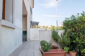 un balcone con piante in vaso su un edificio di Appartamentino a Susegana a Susegana