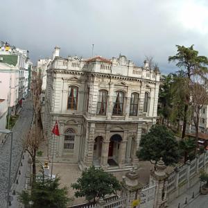 イスタンブールにあるAldem Hotelの市道の白い古い建物