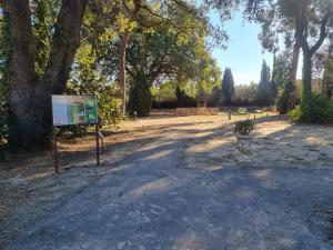 una señal en medio de un parque con árboles en Gite fatima, en Théza