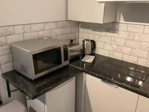 Η κουζίνα ή μικρή κουζίνα στο Coventry station Deluxe studio +30 φωτογραφίες