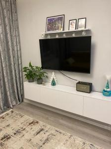 Et tv og/eller underholdning på Уютные апартаменты в ЖК Millenium park + 1 billede