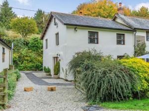 a white house with a gravel driveway at 2 Bed in Woolacombe 28803 in Bittadon