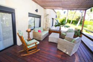 a screened in porch with chairs and a couch at New Play Lake Villa in Salou