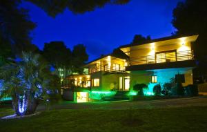 a house with a palm tree in front of it at night at New Play Lake Villa in Salou