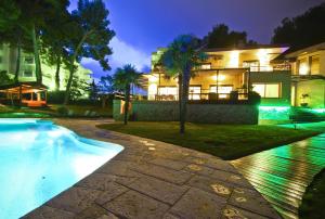 a house with a swimming pool in front of a house at New Play Lake Villa in Salou