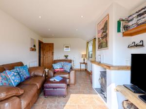 a living room with a couch and a tv at 1 bed in Beaulieu Heath NFL87 in Exbury