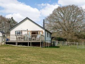 a white house with a porch and a fence at 1 bed in Beaulieu Heath NFL87 in Exbury