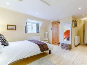 een slaapkamer met een groot bed en een open haard bij 1 Bed in Pershore REDCO in Upton Snodsbury