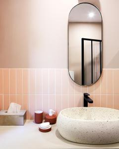 ein Bad mit einem Waschbecken und einem Spiegel in der Unterkunft Petit coin de paradis avec jardin privé et piscine in Saint-Maximin-la-Sainte-Baume