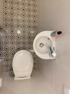 bagno con servizi igienici e lavandino di Cosy Apartment - Central Station a Vienna