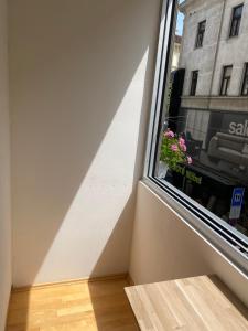 una finestra con un'ombra sul lato di un edificio di Cosy Apartment - Central Station a Vienna