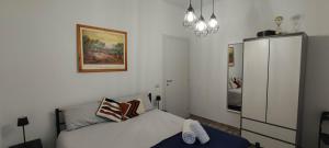 - une chambre avec un lit et une peinture murale dans l'établissement La Casa di Stefi, à Marino