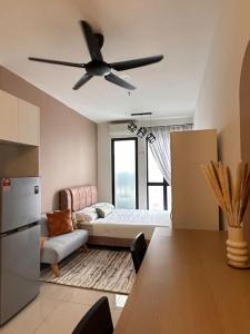 una cucina con soggiorno e ventilatore a soffitto di Highpark Suites ByTheNook a Petaling Jaya