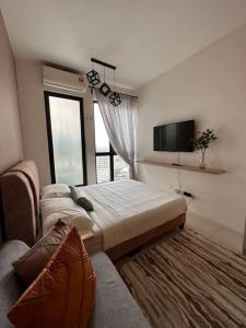 una camera con 2 letti e una TV a schermo piatto di Highpark Suites ByTheNook a Petaling Jaya