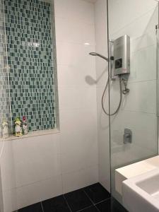 bagno con doccia, lavandino e finestra di Highpark Suites ByTheNook a Petaling Jaya