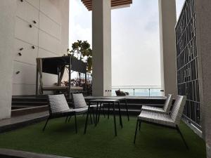 un tavolo e sedie su un balcone con vista sull'oceano di Highpark Suites ByTheNook a Petaling Jaya