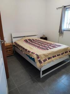 sypialnia z łóżkiem z kołdrą w obiekcie GITE LES GARRIGUES w mieście Pouzilhac