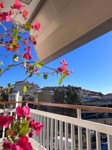 Aussicht vom Balkon mit rosa Blumen in der Unterkunft Nektar Suites in Kavala