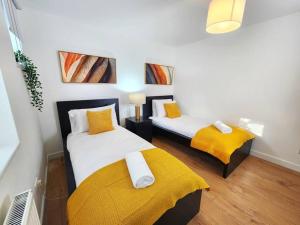 Voodi või voodid majutusasutuse Hutchcomb Villa, 4 Bed Luxury House,Oxford+Parking toas