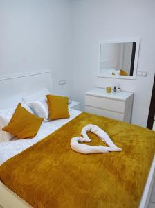 un asciugamano bianco su un letto in una camera da letto di La Joie Al Jadid a Nador