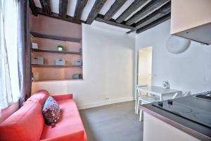 Η κουζίνα ή μικρή κουζίνα στο 1 bedroom apt only 15 min walk to The Louvre