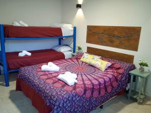 Habitación con 2 literas y toallas en una cama en Amaragua en Fiambala