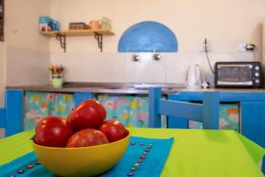 a bowl of tomatoes on a table in a kitchen at Amaragua in Fiambala