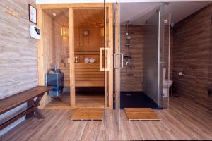 baño con ducha y puerta de cristal en Blue Lake House, en Ferreira do Zêzere