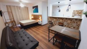 una sala de estar con un sofá y una mesa en Arraial do Cabo - Praia do Pontal, en Arraial do Cabo