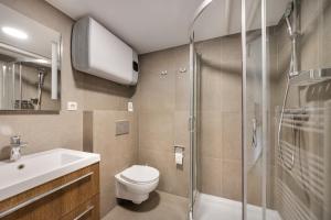 Un baño con inodoro, lavabo y ducha. en Apartma Juniper, en Kranjska Gora 17 fotos más