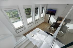 Una vista aérea de una sala de estar con tres ventanas. en Apartma Juniper, en Kranjska Gora