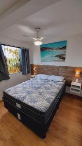 um quarto com uma cama grande num quarto em Arraial do Cabo - Praia do Pontal em Arraial do Cabo